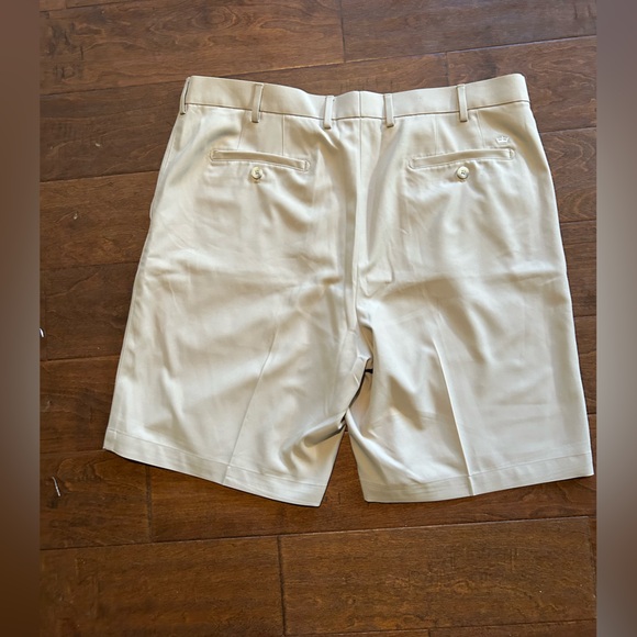 Luxurious Peter Millar Men’s Khaki Golf Short - Picture 5 of 10